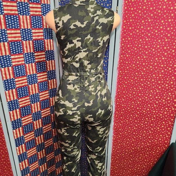 **Sleeveless Camouflage Zip-Front Jumpsuit in Green Camo** - Picture 7 of 13
